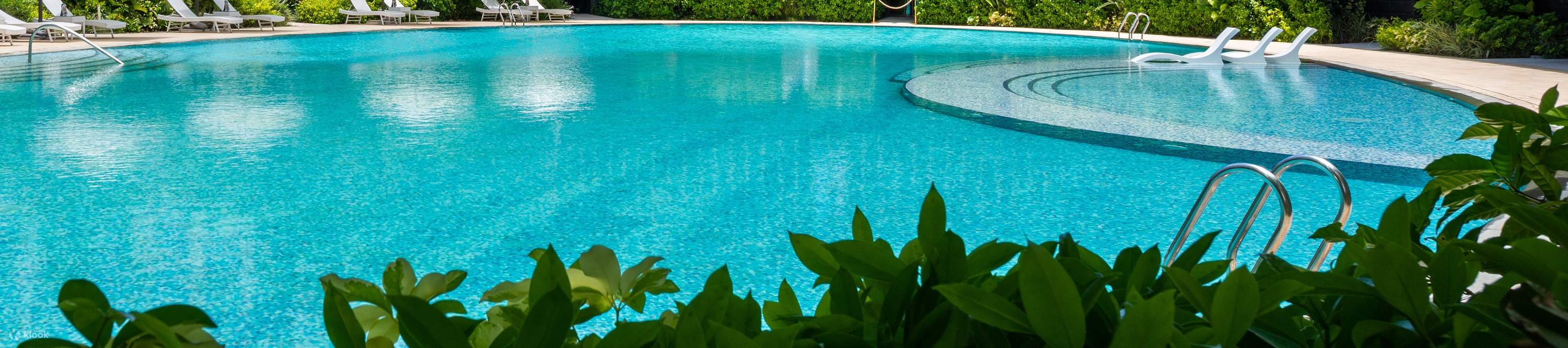 kolam renang luar ruangan